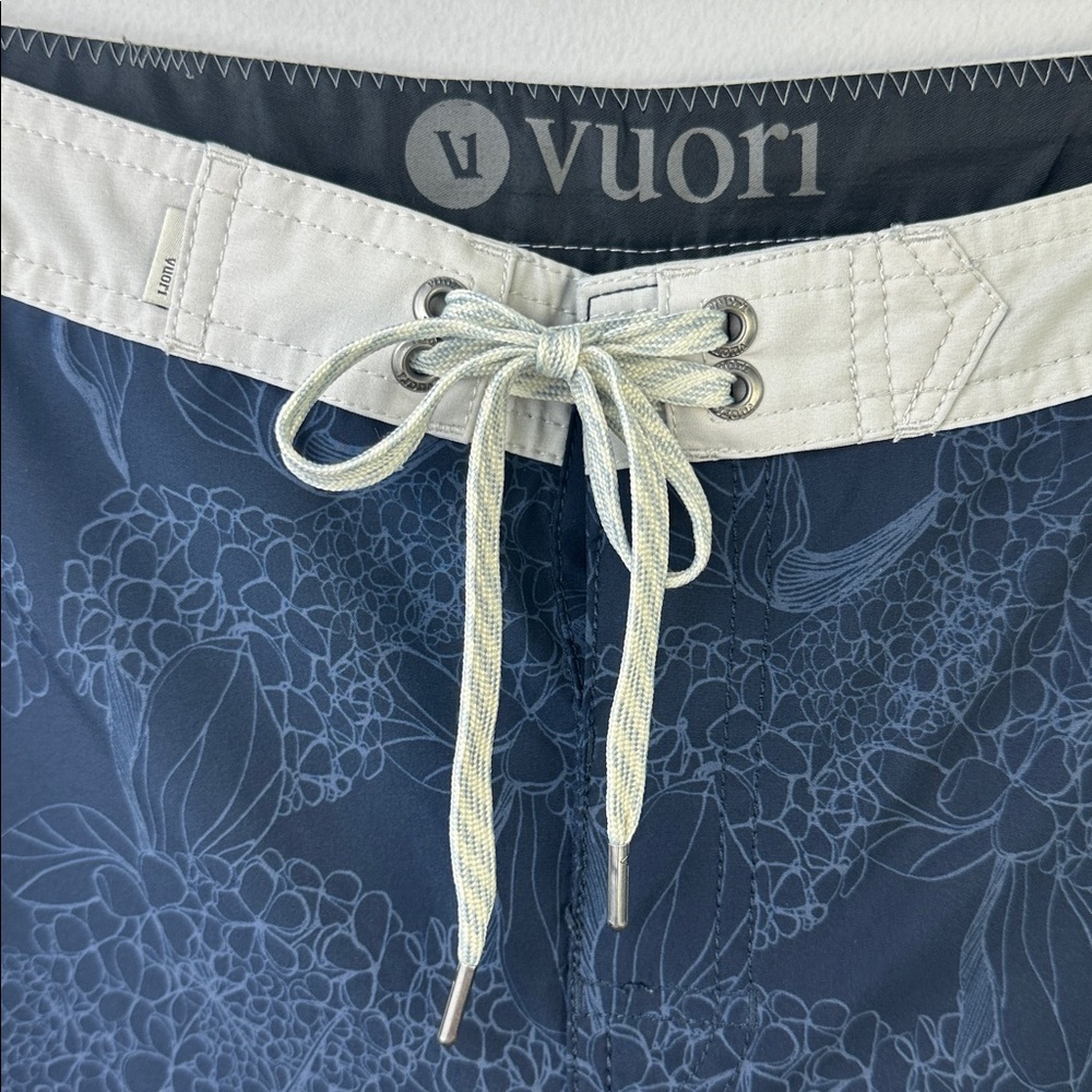 Vuori Cruise Boardshorts Ink Hydrangea Size 30 Summer Beach Vacation Men’s Short - Picture 7 of 16